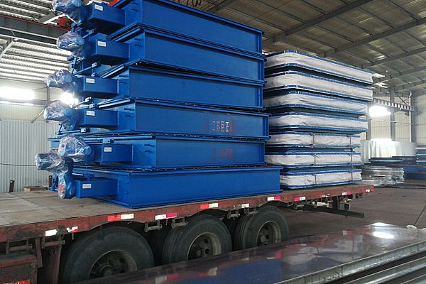 公司擋板門、膨脹節(jié)裝車過(guò)程中,準(zhǔn)備發(fā)貨了